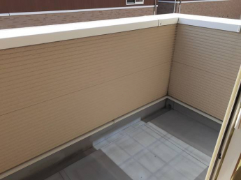 外からの目が気にならないバルコニーで洗濯物が干せます