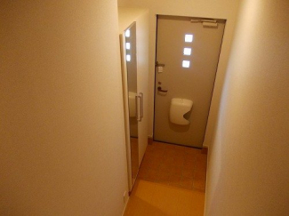 収納もある玄関です