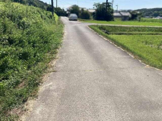 前面道路を含む外観の様子です。