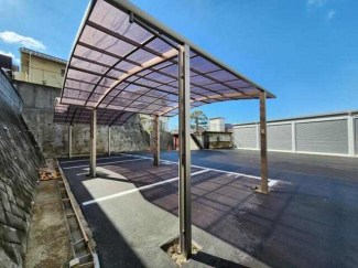 前景カーポート　後方シャッター付きガレージ