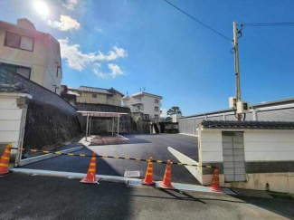 出入口　前面道路　北側から駐車場に向かって