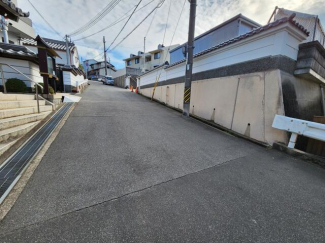 西側坂下から出入り口に向かって