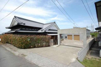 居住部分の平屋と倉庫と重厚感のある門構えです。