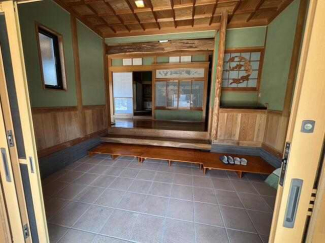 広々とした玄関。　家族はもちろんのこと、来客をお迎えするにふ