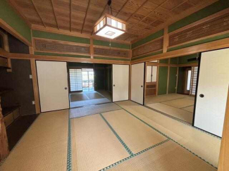 ８帖の和室が３部屋連なります。床の間や神棚もあるため、来客の