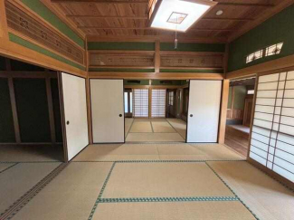 ３連の和室の繋がる風景。　東と北のＬ字に和室がつながります。