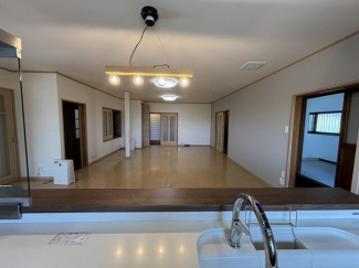 キッチンからみたリビングの風景。ここが家族の居場所になること