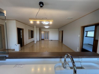 キッチンからみたリビングの風景。ここが家族の居場所になること