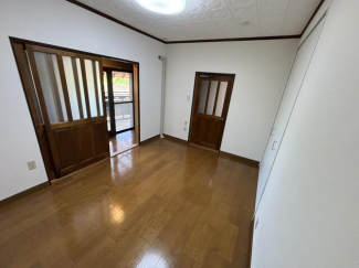 もう１つの６帖洋室。　こちらも個室の落ち着く空間です。