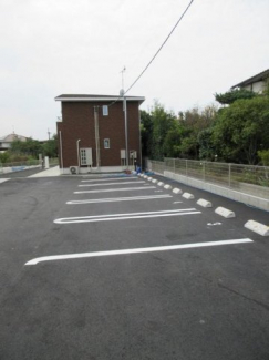 車をお持ちの方に嬉しい駐車場付きの物件です