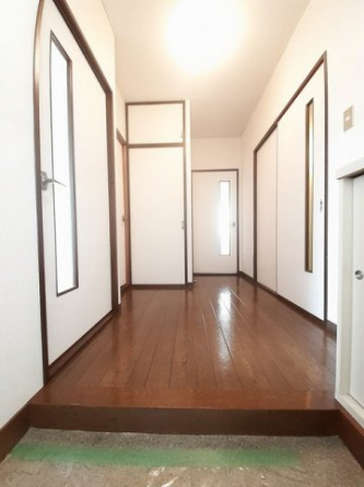 明るい玄関です