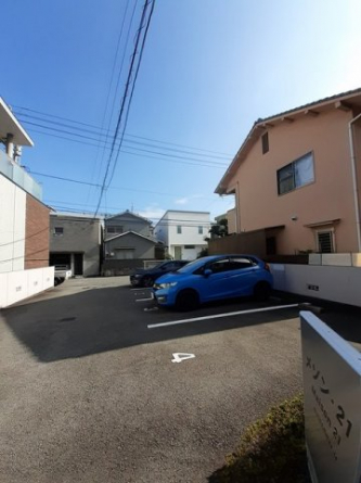 駐車場があるので、車を買う予定の方も安心です