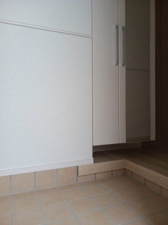 収納もある玄関です