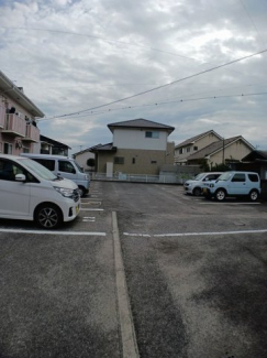車をお持ちの方に嬉しい駐車場付きの物件です
