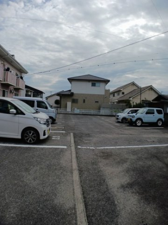 車をお持ちの方に嬉しい駐車場付きの物件です