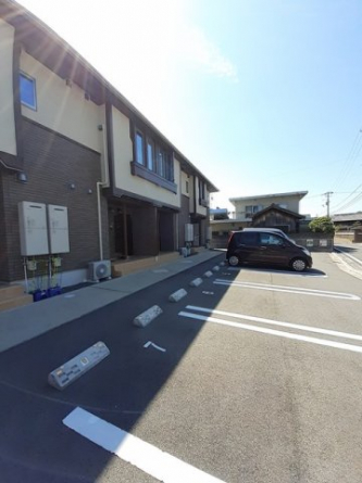 車をお持ちの方に嬉しい駐車場付きの物件です