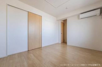 明るい色調の室内です