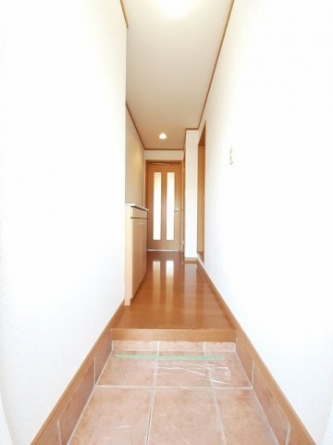 収納もある玄関です