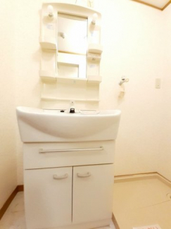 ゆったりとスペースのある洗面所
