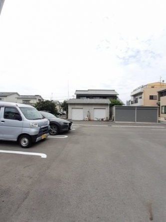 車をお持ちの方に嬉しい駐車場付きの物件です