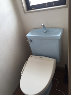 落ち着いた色調のトイレです