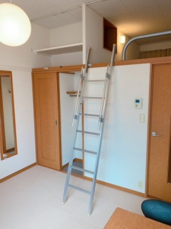 落ち着いた色調の寝室です