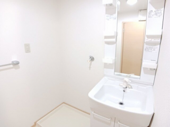 明るい洗面所です