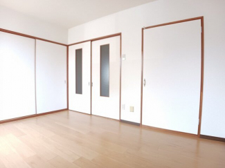 明るい色調の室内です