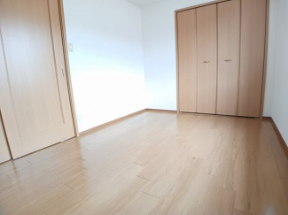 明るい色調の室内です