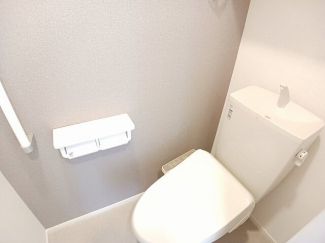 落ち着いた色調のトイレです