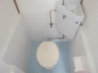 トイレには温水洗浄便座が付きます