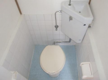 トイレには温水洗浄便座が付きます