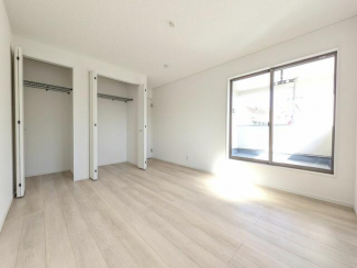 ８帖の洋室　自由度の高い家具の配置が叶うシンプルな空間です