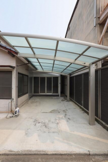 屋根付きの車庫があります