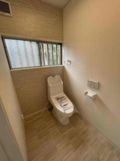 少し広めに設計されたトイレです♪