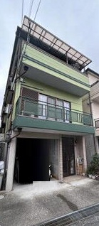 １階は駐車場と水回り