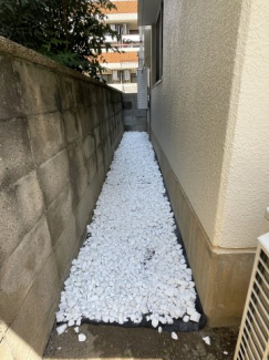除草シートと防犯砂利を敷き詰めました。
