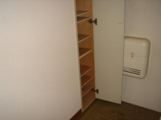 下駄箱あり
※他の部屋の参考写真です