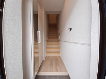 収納もある玄関です