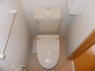 落ち着いた色調のトイレです