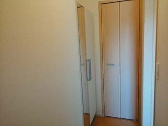 収納もある玄関です