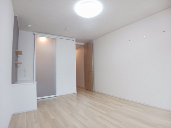 明るい色調の室内です