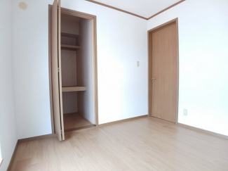 明るい色調の室内です