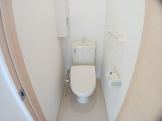 落ち着いた色調のトイレです