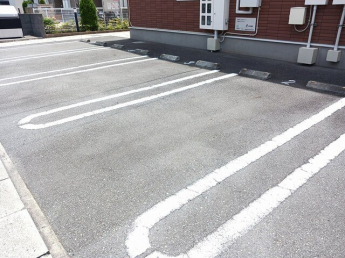 駐車場があるので、車を買う予定の方も安心です