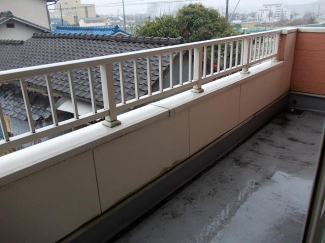 暖かな日差しのふりそそぐバルコニー