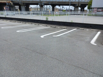 駐車場があるので、車を買う予定の方も安心です