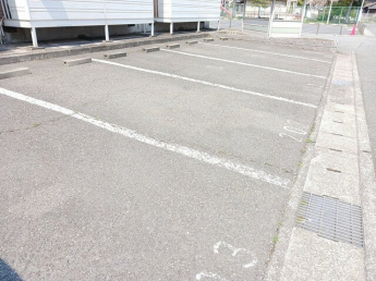 車をお持ちの方に嬉しい駐車場付きの物件です