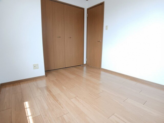 明るい色調の室内です