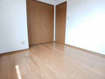 明るい色調の室内です